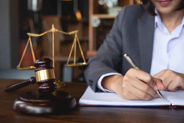 abogados de extranjería asesorando para defensa
